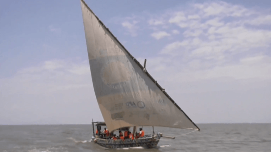 Na najväčšom africkom jazere sa plaví loď vyrobená z plastového odpadu