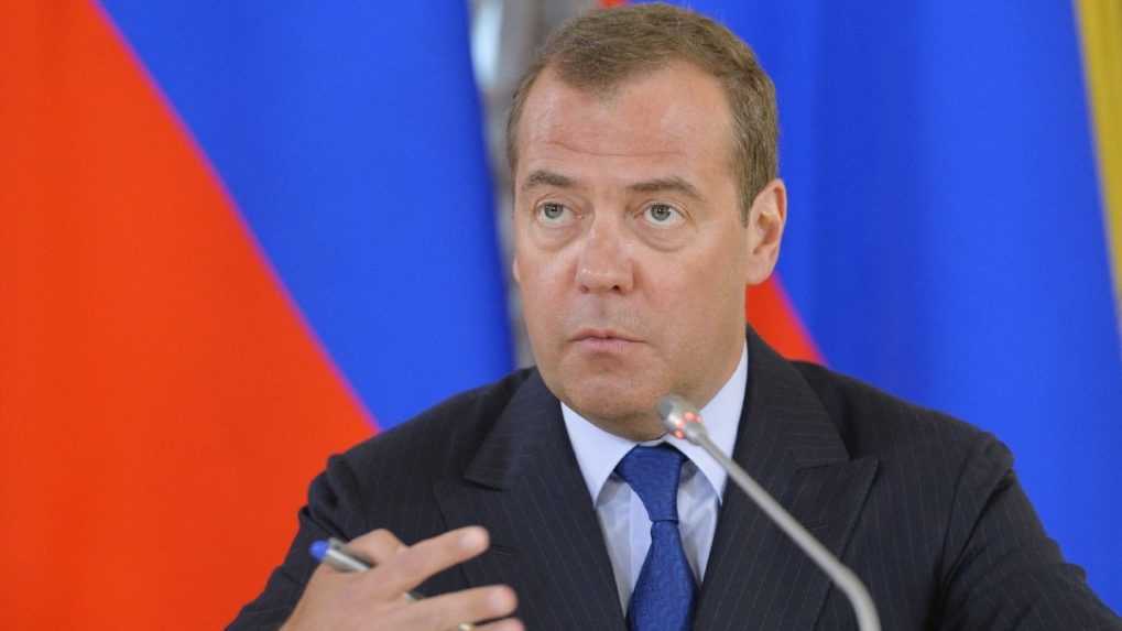Medvedev ostáva predsedom strany Jednotné Rusko
