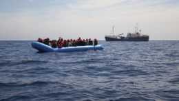 Pobrežná stráž zachránila v Stredozemnom mori viac ako 100 migrantov