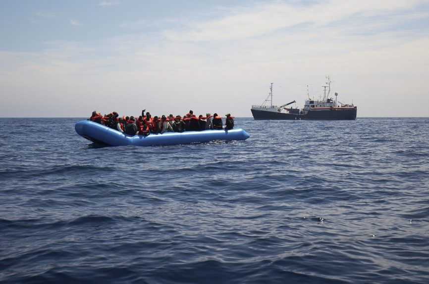 Pobrežná stráž zachránila v Stredozemnom mori viac ako 100 migrantov