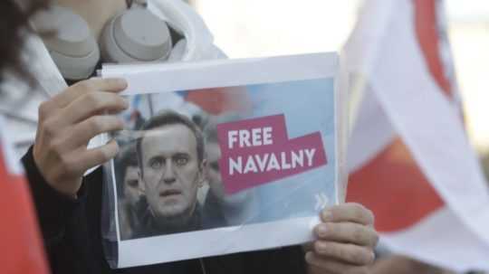 Na ilustračnej snímke podporovatelia väzneného ruského opozičného lídra Alexeja Navaľného.