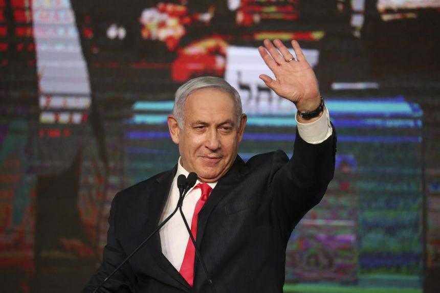 Netanjahu sa postavil pred súd, čelí obvineniam z úplatkárstva aj podvodov