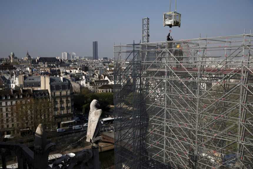 Macron navštívil katedrálu Notre-Dame. Obnovíme ju do roku 2024, sľúbil