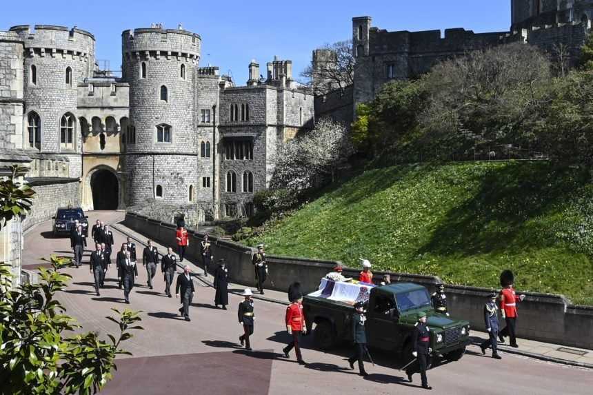 Britská kráľovská rodina sa na Windsorskom hrade rozlúčila s princom Philipom