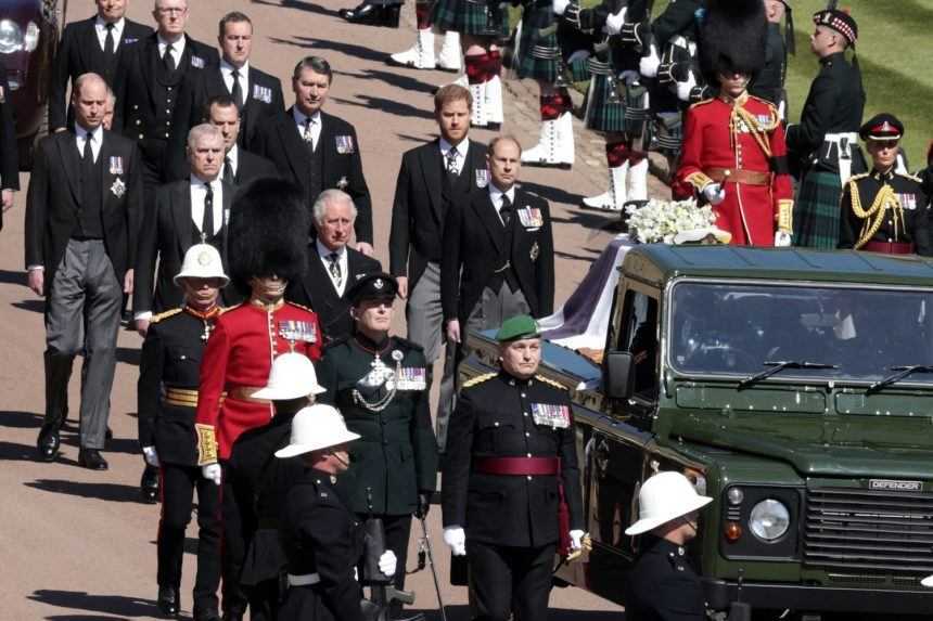Britská kráľovská rodina sa na Windsorskom hrade rozlúčila s princom Philipom