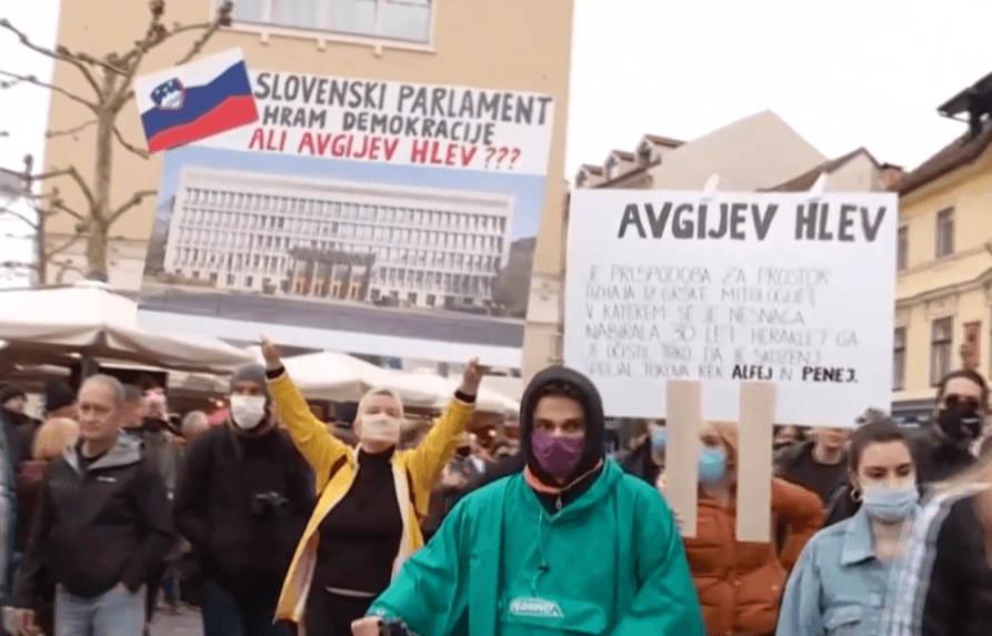 Tisícky Slovincov protestovali v Ľubľane proti vláde premiéra Janšu