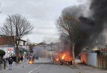 Zapálené autá, útoky na políciu. Severné Írsko ovládli násilné demonštrácie