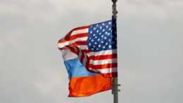 Ruská a americká vlajka.