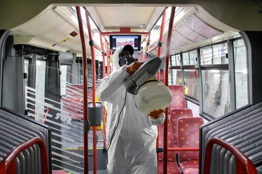 Infikovaný muž odpadol v autobuse, namiesto karantény cestoval v MHD