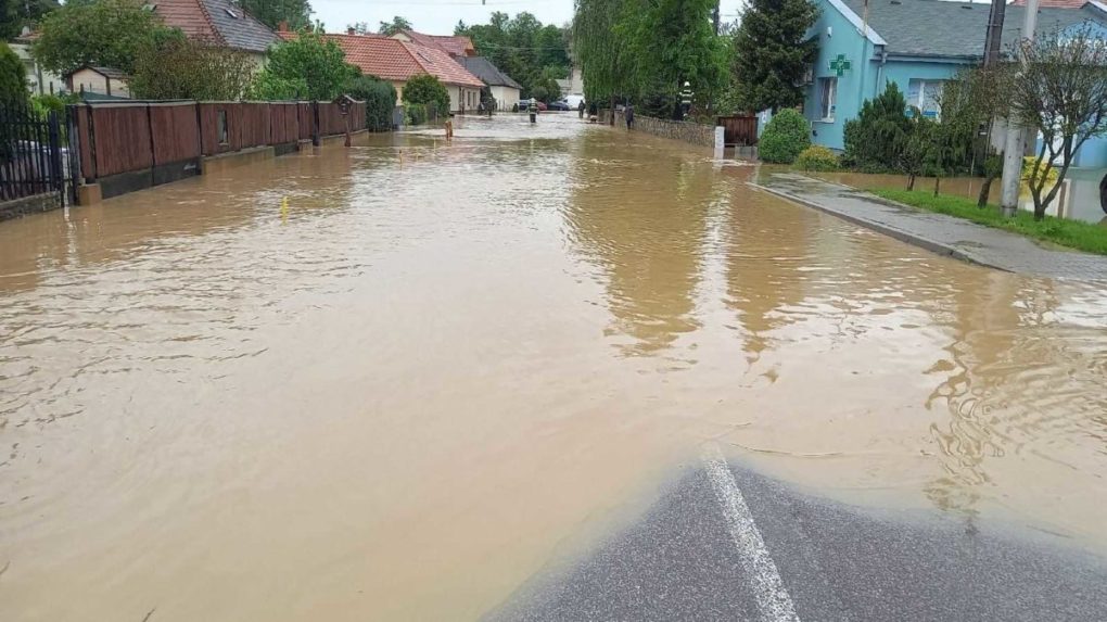 V niektorých okresoch hrozí povodeň, varujú meteorológovia