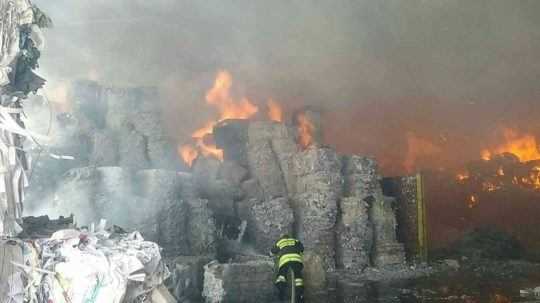 V Harmanci horela skladová hala, zasahovali desiatky hasičov