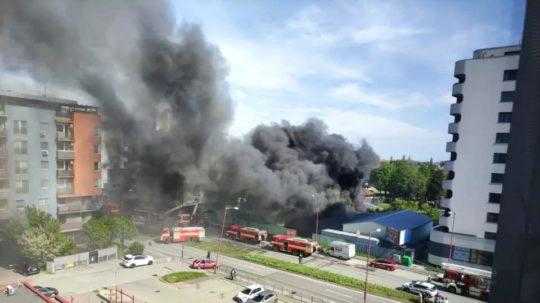 Hasiči zlikvidovali požiar skladov v Podunajských Biskupiciach