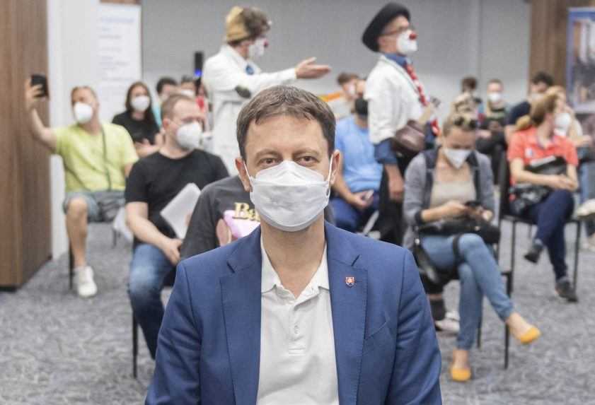 Premiér Heger dostal prvú dávku vakcíny, zaočkovali ho AstraZenecou