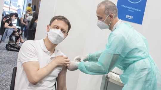 Na snímke predseda vlády Eduard Heger dostáva vakcínu proti koronavírusu.