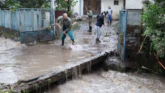 Pre dážď sa vyliali Rybný potok aj Slatina. Na východe hasiči odčerpávajú vodu z domov