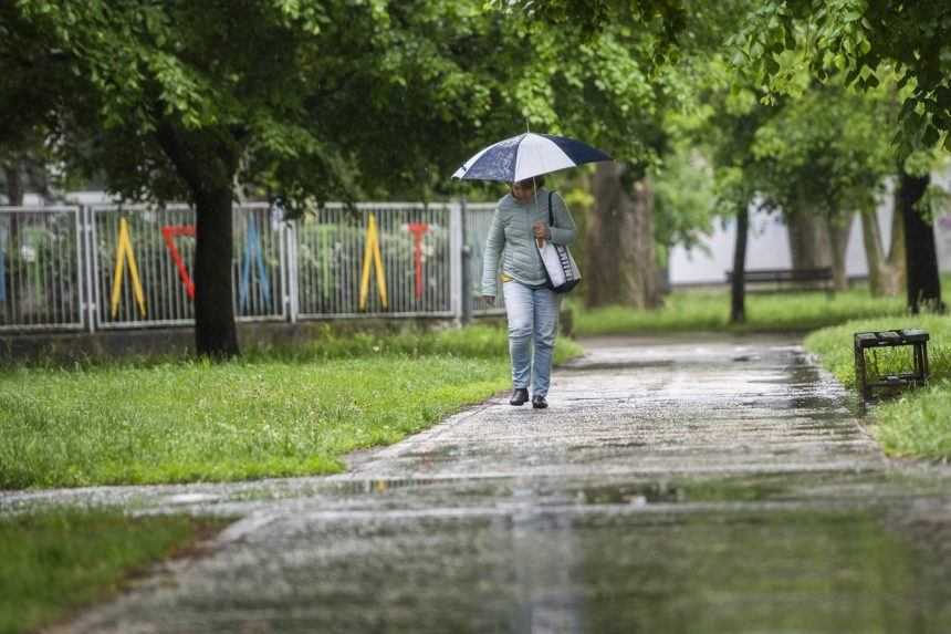 Zrážky na západe Slovenska postupne ubúdajú, hladiny riek ešte budú stúpať