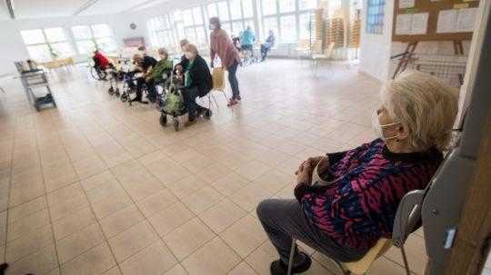 V zariadení pre seniorov - Domov pri kríi v bratislavskej Dúbravke sa konalo druhé kolo očkovania seniorov