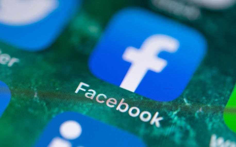 Facebook, Twitter či Google majú v EÚ viac bojovať proti dezinformáciám