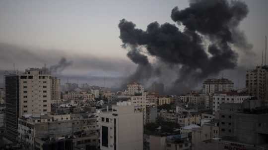 Medzi Izraelom a pásmom Gazy pokračuje ostreľovanie, hlásia mŕtvych aj nepokoje
