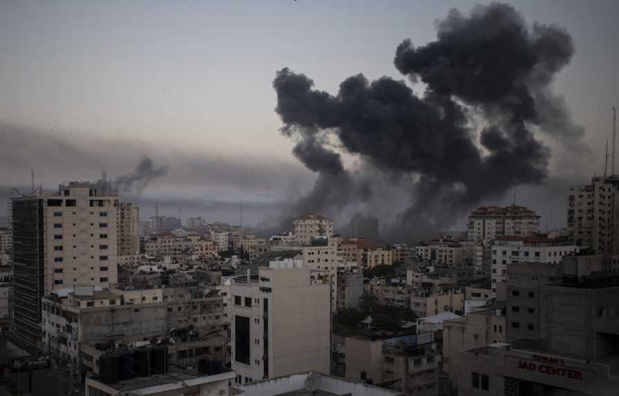 Medzi Izraelom a pásmom Gazy pokračuje ostreľovanie, hlásia mŕtvych aj nepokoje