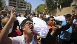 Najkrvavejší deň. V Gaze zomreli desiatky Palestínčanov, zranených evakuovali
