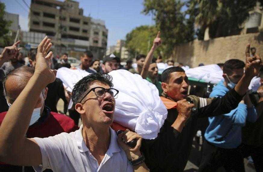 Najkrvavejší deň. V Gaze zomreli desiatky Palestínčanov, zranených evakuovali