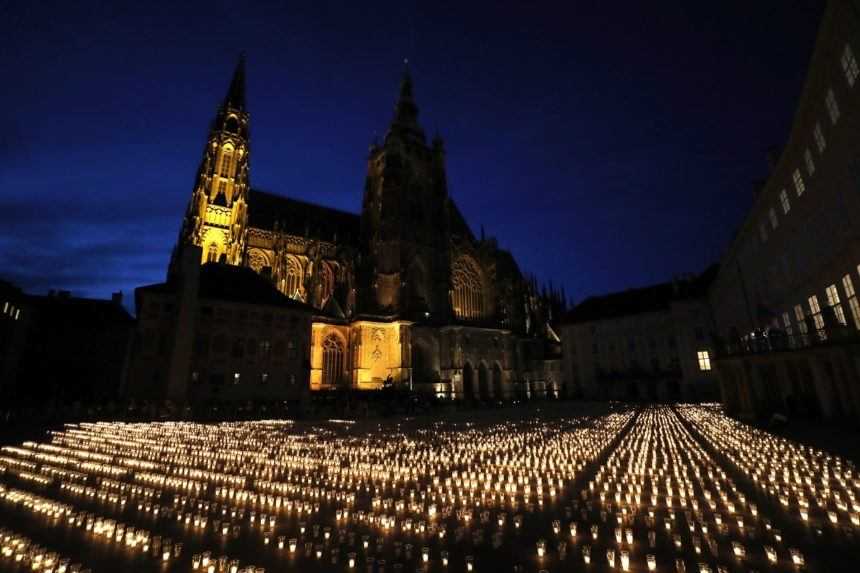 Pražský hrad ožiarili tisíce sviečok. Zeman si uctil obete koronavírusu