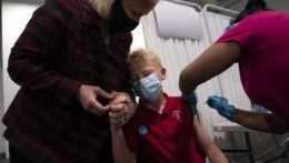 Matka so synom na očkovaní detí proti koronavírusu.