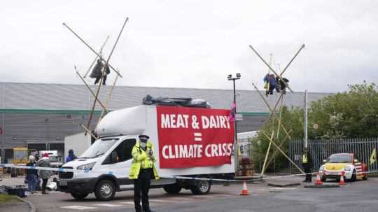 Ekologickí aktivisti v Británii zablokovali sklady McDonald’s