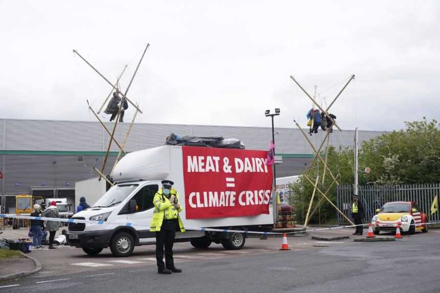 Ekologickí aktivisti v Británii zablokovali sklady McDonald’s