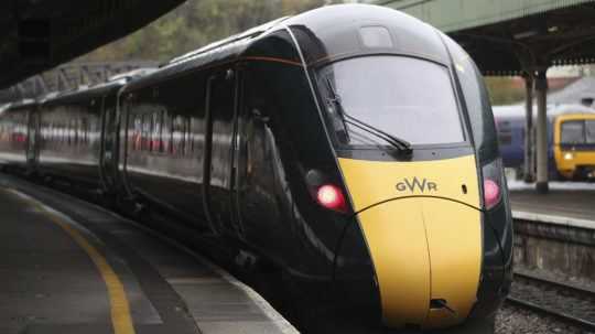 Vlakovú dopravu v Británii narušili trhliny na vozňoch