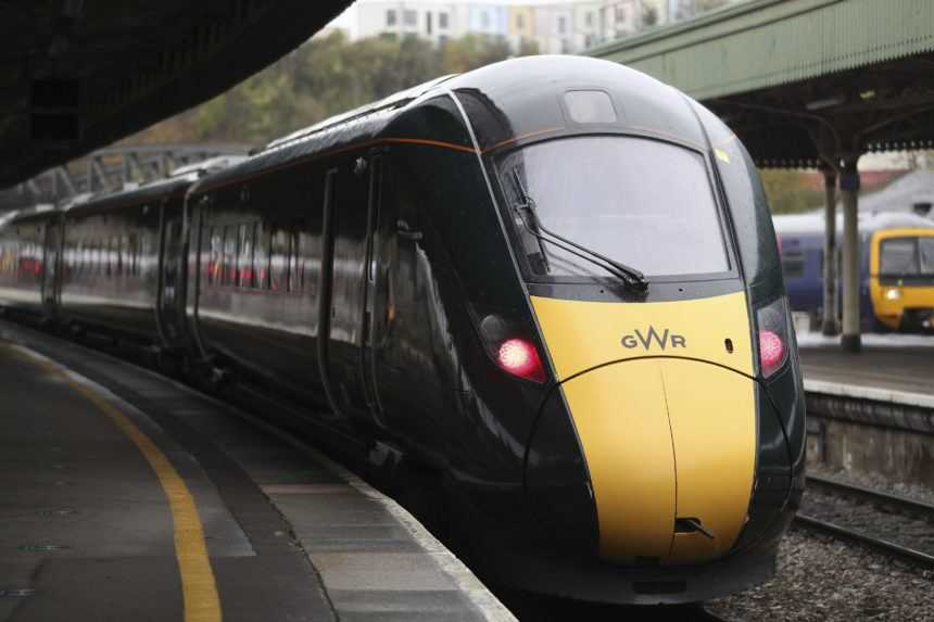 Vlakovú dopravu v Británii narušili trhliny na vozňoch