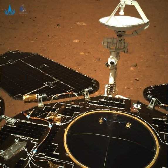 Čína zverejnila prvé snímky z Marsu, urobilo ich robotické vozidlo