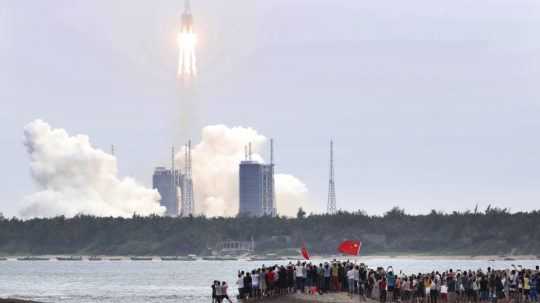 Trosky čínskej rakety dopadli do Indického oceána. Obývanú oblasť nezasiahli