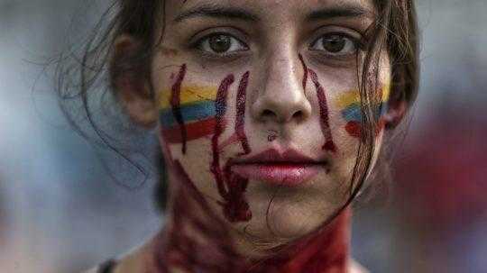 Pri protivládnych protestoch bolo v Kolumbii zabitých už 42 ľudí