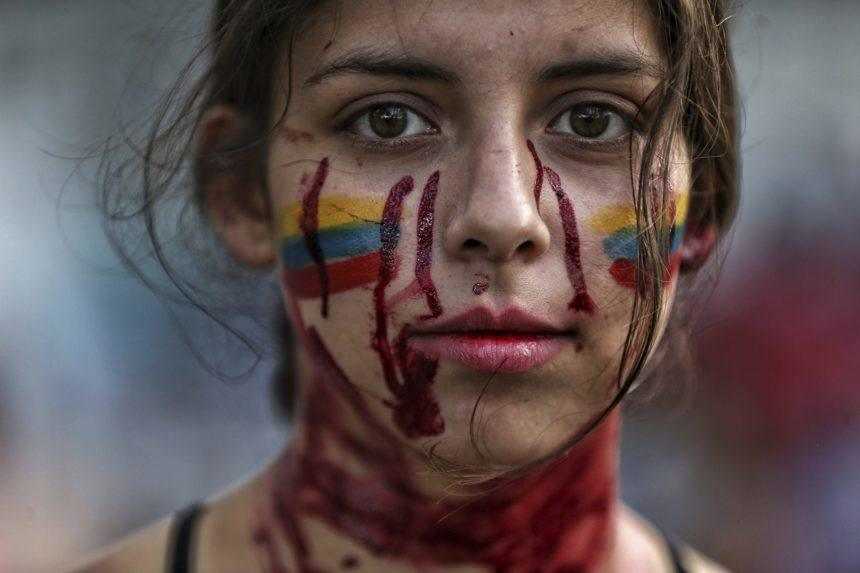 Pri protivládnych protestoch bolo v Kolumbii zabitých už 42 ľudí