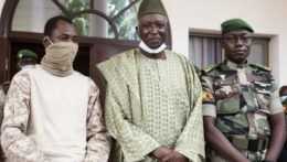 Armáda zatkla prezidenta a premiéra Mali. Keď sa vzdali funkcií, prepustila ich