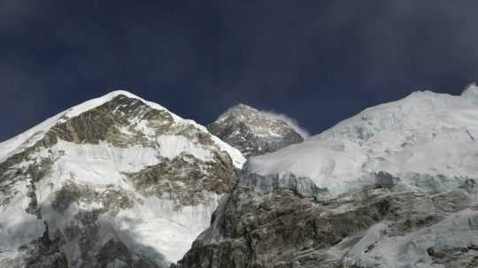 Dvaja horolezci nakazení koronavírusom zdolali Mount Everest