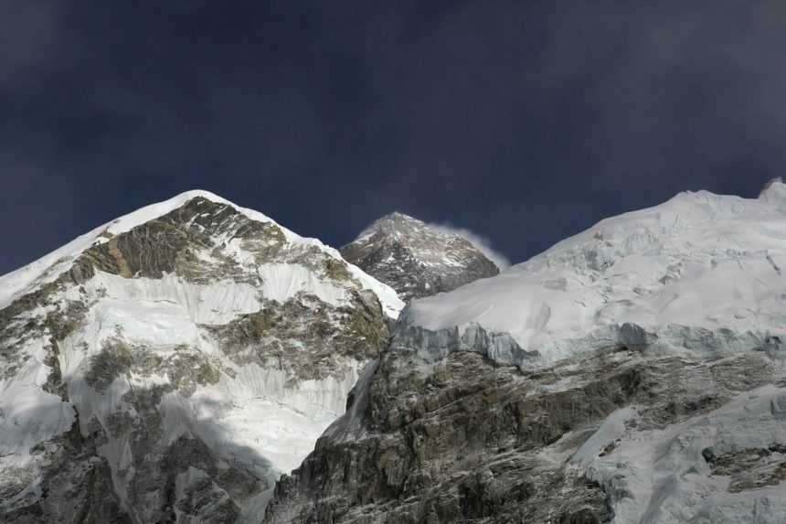 Dvaja horolezci nakazení koronavírusom zdolali Mount Everest