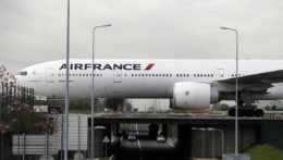 lietadlo spoločnosti Air France na letisku Charlesa de Gaulla.