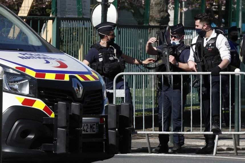 Útočník vo Francúzsku pobodal policajtku, vzal jej aj služobnú zbraň