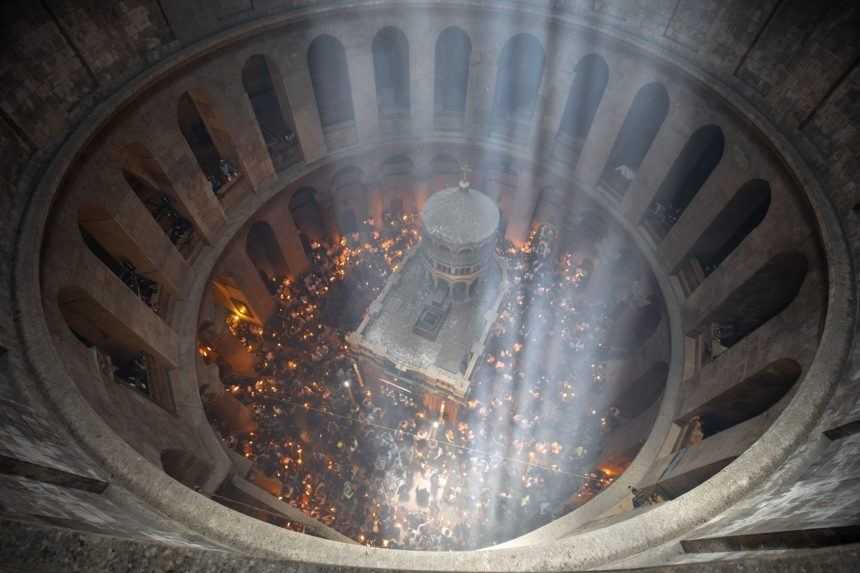 Pravoslávni veriaci oslavujú Veľkú noc, v Jeruzaleme sa rozhorel Svätý oheň