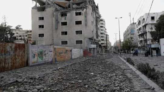 Palestínčania sa hromadia v preplnených krytoch, Izrael pokračuje v bombardovaní Gazy