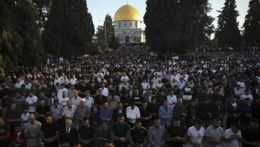 Na Chrámovej hore sa zišli tisíce veriacich, aby slávili koniec ramadánu