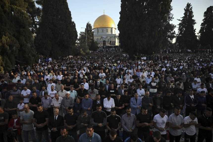 Na Chrámovej hore sa zišli tisíce veriacich, aby slávili koniec ramadánu