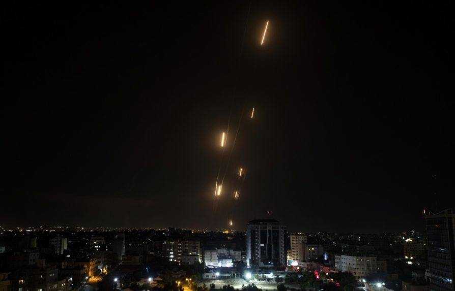 Hamas vypálil na Tel Aviv 130 rakiet, Izrael hlási jednu obeť