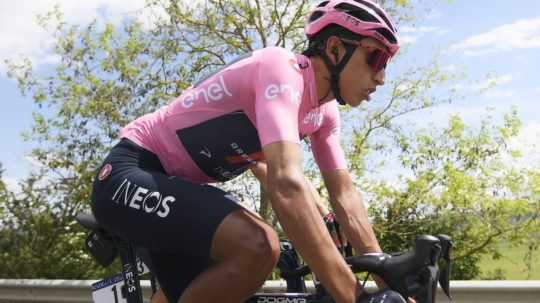 Giro: V úniku triumfoval Schmid, Bernal si vylepšil pozíciu na čele