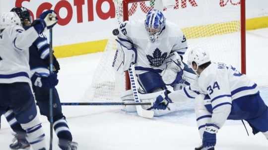 Najlepší strelec NHL Matthews uzavrel svoj gólový účet, Toronto čaká veľký rival