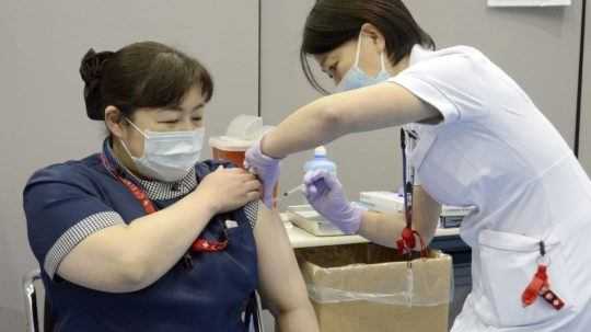V Tokiu a Osake otvorili prvé hromadné očkovacie centrá v Japonsku