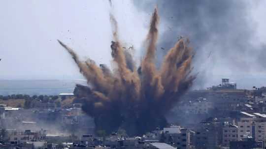 Po izraelskom útoku v Gaze sa zrútila budova, kde mali kancelárie medzinárodné médiá